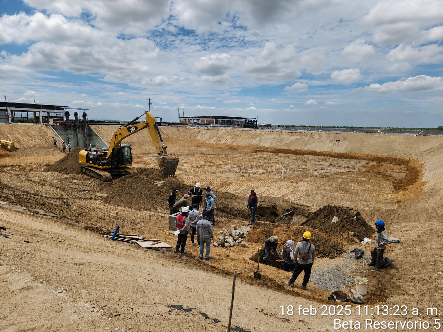 Equipo de trabajo en obra de reservorio